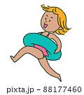元気に走るグリーンの浮き輪の女の子 88177460
