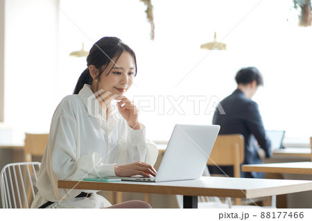 ビジネスシーン　20代女性 88177466