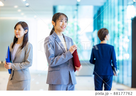 女性　ビジネスイメージ　撮影協力：LINK FOREST 88177762