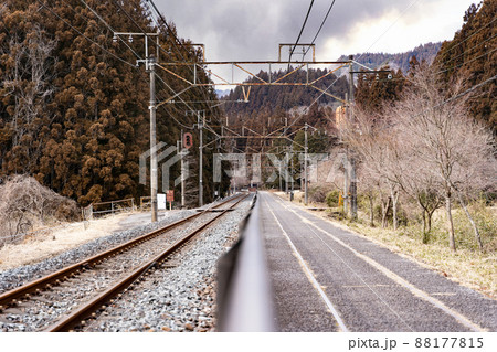 旧碓氷峠鉄道の廃線跡地の情緒ある景色 88177815