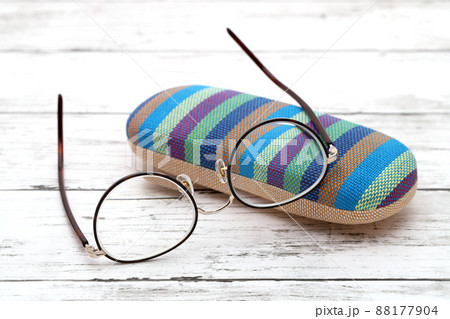 メガネとメガネケース 88177904