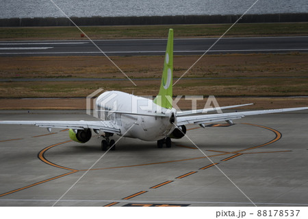 神戸空港にて後ろから撮った飛行機 88178537