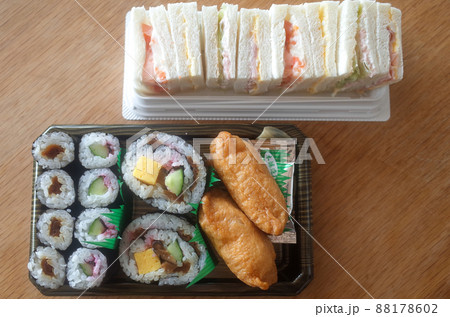 巻き寿司とサンドイッチのお弁当 88178602