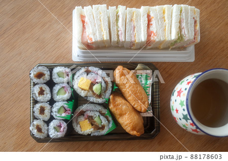 巻き寿司とサンドイッチのお弁当 88178603
