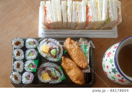 巻き寿司とサンドイッチのお弁当 88178604