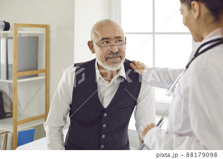 Older patient who came for medical examination is positive because of support of friendly doctor. 88179098