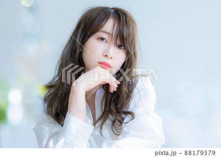 白いブラウスの女性 白いブラウスの女性 88179379