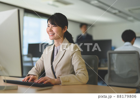 オフィスで働く人 オフィスで働く人 88179806