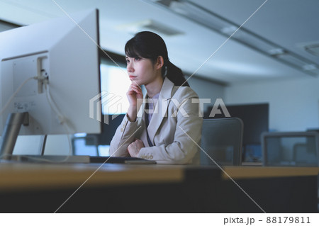 オフィスで働く人 オフィスで働く人 88179811
