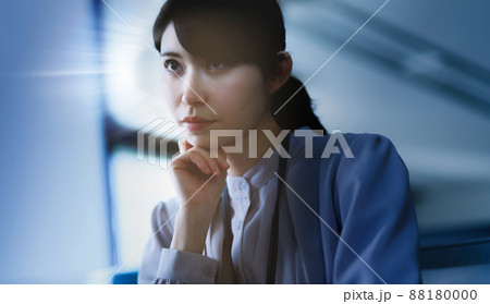 オフィスで働く人 オフィスで働く人 88180000