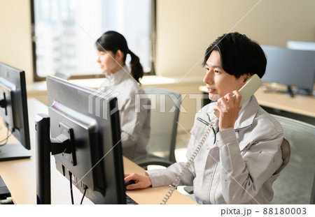 ビジネスシーン　電話対応 88180003