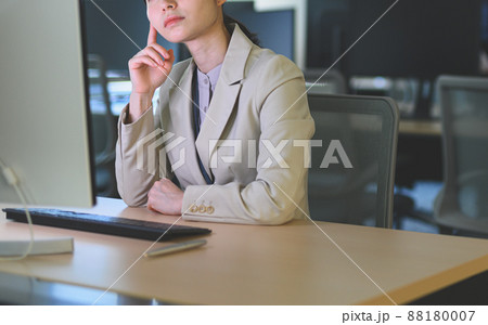オフィスで働く人 88180007