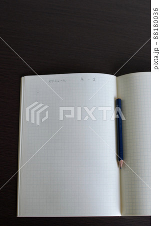 余白の多い開かれたノート 88180036