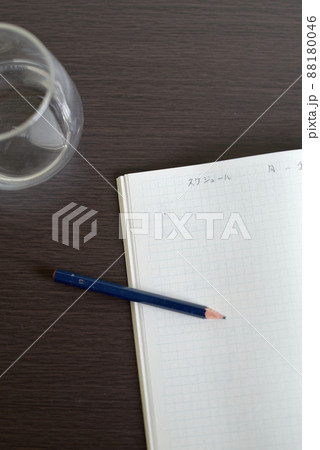 余白の多いノートがのった机 88180046