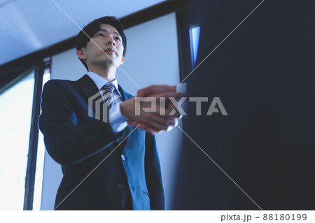 握手するビジネスパーソン 88180199