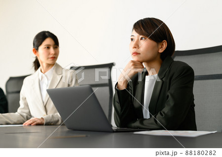 会議室でミーティングするビジネスパーソン 88180282