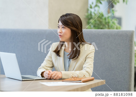 オフィスの女性 88181098