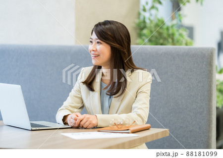 オフィスの女性 88181099
