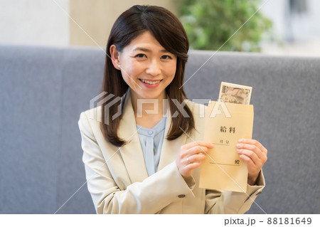 給料袋と働く女性 88181649