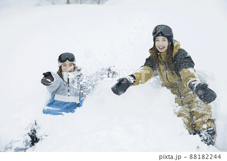 雪をはしゃいで飛ばす若い女性　スノボ女子 88182244