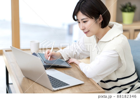 テレワークする若い女性　デザイナー 88182346