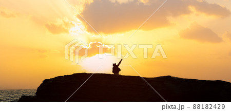 日本海の断層・ホルンフェルスと続く岩礁風景です。夕暮れの海苔石園地の釣り人風景です。山口県 88182429