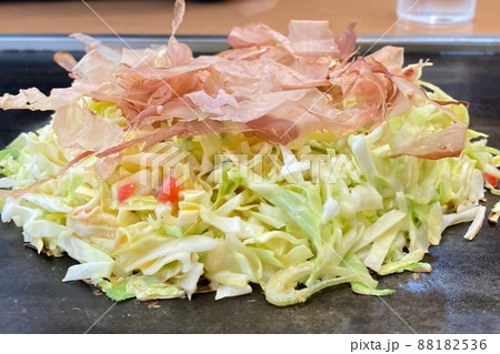 イカの入った調理中のお好み焼き 88182536
