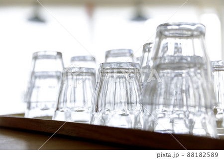 重なって並べられたグラス 88182589