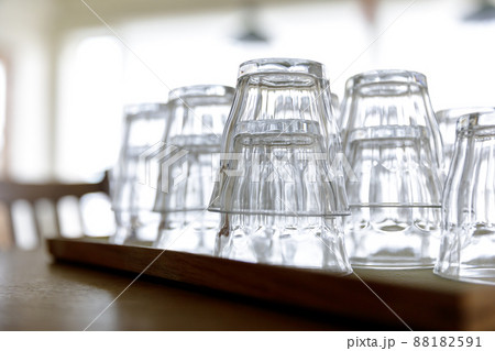 重なって並べられたグラス 88182591