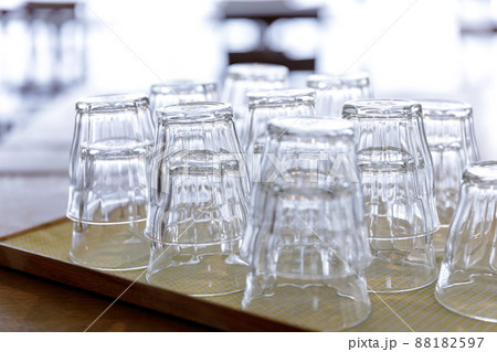 重なって並べられたグラス 88182597