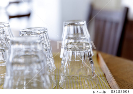 重なって並べられたグラス 88182603