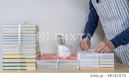 不要な本の回収イメージ｜本をヒモで結ぶ 88182879