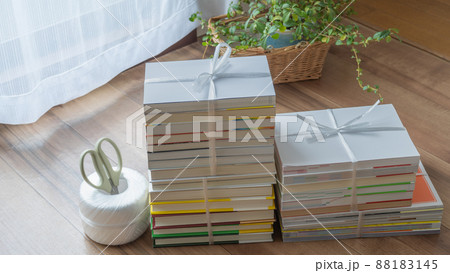 不要な本の回収イメージ|本をヒモで結ぶ 不要な本の回収イメージ|本をヒモで結ぶ 88183145