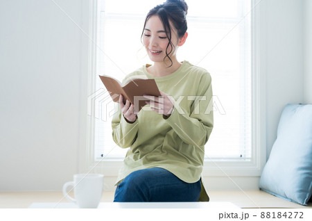 明るい窓際で本を読む女性 88184272