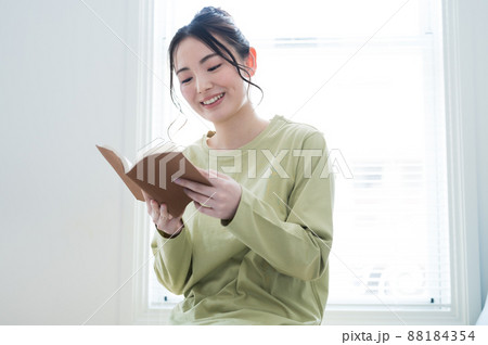 明るい窓際で本を読む女性 明るい窓際で本を読む女性 88184354