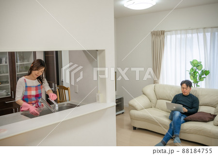 在宅ワークの夫と専業主婦 88184755