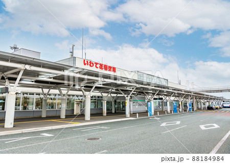 岩手県花巻市　晴天のいわて花巻空港（花巻空港） 88184984