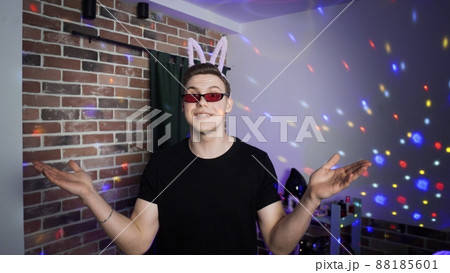 The guy presses the record button on his smartphone and keeps a blog. Social network. Blogger 88185601