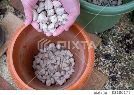 植木鉢に鉢底石を入れているところ 植木鉢に鉢底石を入れているところ 88186175