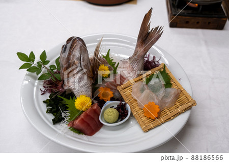 お祝い用に豪華に盛られた鯛の刺身 88186566