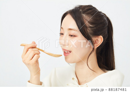 スプーンで食事をする女性 スプーンで食事をする女性 88187481