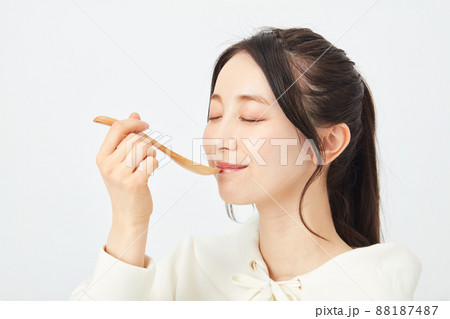 スプーンで食事をする女性 スプーンで食事をする女性 88187487