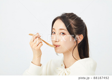 スプーンで食事をする女性 88187492
