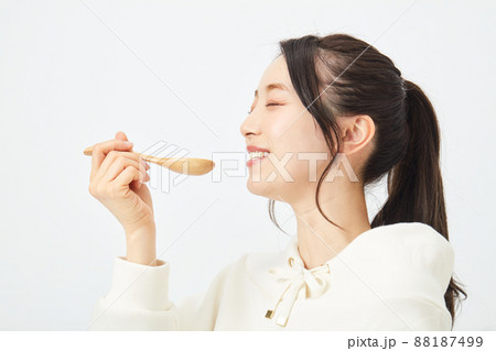 スプーンで食事をする女性 スプーンで食事をする女性 88187499
