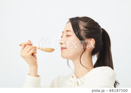 スプーンで食事をする女性 88187500