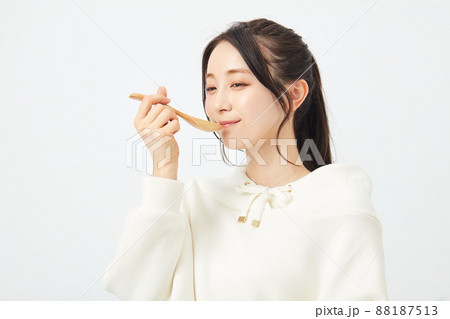 スプーンで食事をする女性 スプーンで食事をする女性 88187513