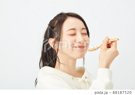 スプーンで食事をする女性 スプーンで食事をする女性 88187520