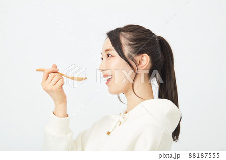 スプーンで食事をする女性 スプーンで食事をする女性 88187555