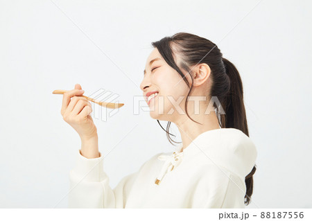 スプーンで食事をする女性 スプーンで食事をする女性 88187556