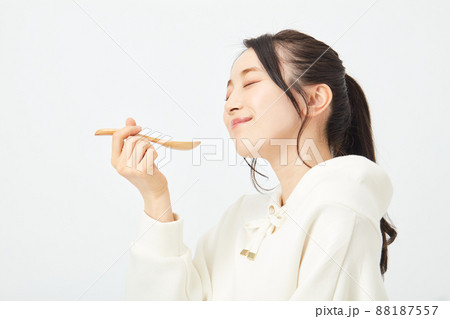 スプーンで食事をする女性 スプーンで食事をする女性 88187557